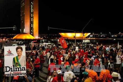 Brazilians march against impeachment of suspended President Dilma Rousseff - ảnh 1